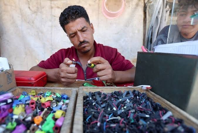 تقرير: في غزة ولاعة السجائر أصبحت سبيلا للبقاء